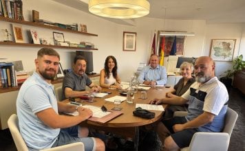 Empleo joven con sabor a trufa El consejero de Agricultura, Ganadería y Desarrollo Rural, Julián Martínez Lizán, en la reunión con el sector regional de la trufa.