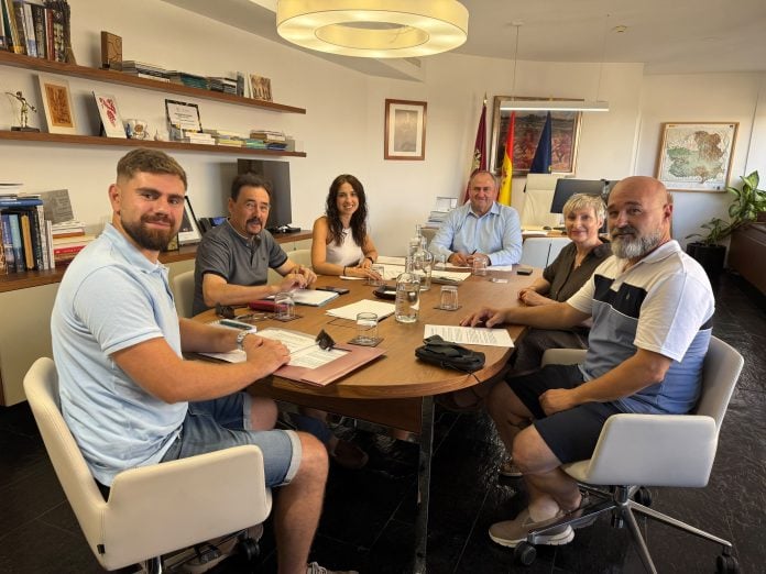 El consejero de Agricultura, Ganadería y Desarrollo Rural, Julián Martínez Lizán, en la reunión con el sector regional de la trufa.