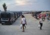 «Repaso» de Page a Ceuta, al trato al Rey y al Gobierno Varios inmigrantes hacen cola para que les den comida en una playa, el 19 de agosto de 2026, en Ceuta. (Foto: EP)
