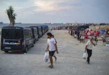 ¿Llegarán menores de Ceuta a Castilla-La Mancha? Varios inmigrantes hacen cola para que les den comida en una playa, el 19 de agosto de 2026, en Ceuta. (Foto: EP)