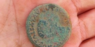 Moneda encontrada en el campamento romano de La Cerca.