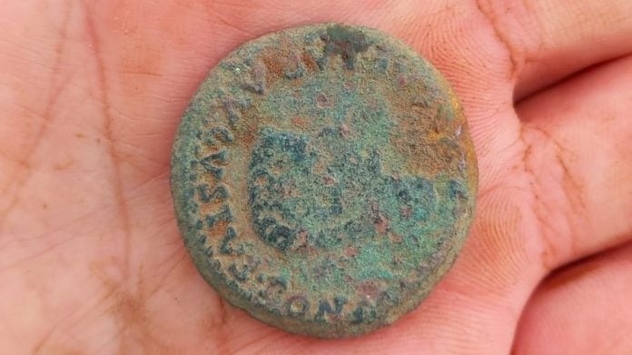 Moneda encontrada en el campamento romano de La Cerca.