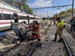 Un turismo se precipita desde un puente hacia las vías de la estación de Cercanías de Fuenlabrada.