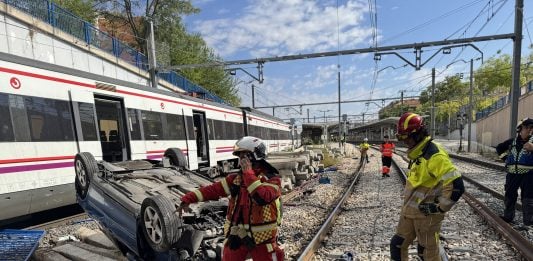 Un turismo se precipita desde un puente hacia las vías de la estación de Cercanías de Fuenlabrada.