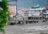 EL PASEANTE / Un bebé muerto en Nepal NUWAKOT, NEPAL - AUGUST 26: An aftermath view of flash floods and mudslides along the Trishuli River in Nuwakot, Nepal, on August 26, 2026. A catastrophic flash flood swept through Nepal’s northern border region after an ice-and-rock avalanche, reportedly triggered by an earthquake, caused a sudden surge in the Lhende River on the Nepal-China border and sent massive volumes of water, mud and debris downstream into the Bhote Koshi and Trishuli river systems. The disaster devastated settlements in Rasuwa and Nuwakot districts, sweeping away homes, roads, bridges, vehicles and other infrastructure and severely damaging hydropower and power facilities. In Nuwakot, riverside settlements including Trishuli Bazaar, Devighat, Betrawati and surrounding areas suffered extensive destruction, with homes swept away and large quantities of mud and debris deposited across communities. The flood also disrupted communications and transportation routes and prompted authorities to evacuate vulnerable riverside communities and issue warnings along the Bhote Koshi, Trishuli and Narayani rivers. The death toll from the disaster had climbed to 97, while at least 384 tourists and travelers, including foreign nationals, as well as soldiers and police personnel, were reported missing as search-and-rescue operations continued. Nepal Army, Armed Police Force and Nepal Police personnel were deployed to affected areas, while rescue operations were also underway on the Chinese side of the border. Authorities continued to assess the scale of casualties and destruction as access to several affected areas remained difficult because of damaged roads, bridges, heavy sediment and continuing flood risks. The disaster has been described as one of the most severe sudden flood events to strike the Nepal-China border region in recent years.