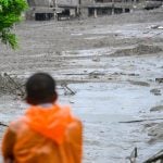 EL PASEANTE / Un bebé muerto en Nepal NUWAKOT, NEPAL - AUGUST 26: An aftermath view of flash floods and mudslides along the Trishuli River in Nuwakot, Nepal, on August 26, 2026. A catastrophic flash flood swept through Nepal’s northern border region after an ice-and-rock avalanche, reportedly triggered by an earthquake, caused a sudden surge in the Lhende River on the Nepal-China border and sent massive volumes of water, mud and debris downstream into the Bhote Koshi and Trishuli river systems. The disaster devastated settlements in Rasuwa and Nuwakot districts, sweeping away homes, roads, bridges, vehicles and other infrastructure and severely damaging hydropower and power facilities. In Nuwakot, riverside settlements including Trishuli Bazaar, Devighat, Betrawati and surrounding areas suffered extensive destruction, with homes swept away and large quantities of mud and debris deposited across communities. The flood also disrupted communications and transportation routes and prompted authorities to evacuate vulnerable riverside communities and issue warnings along the Bhote Koshi, Trishuli and Narayani rivers. The death toll from the disaster had climbed to 97, while at least 384 tourists and travelers, including foreign nationals, as well as soldiers and police personnel, were reported missing as search-and-rescue operations continued. Nepal Army, Armed Police Force and Nepal Police personnel were deployed to affected areas, while rescue operations were also underway on the Chinese side of the border. Authorities continued to assess the scale of casualties and destruction as access to several affected areas remained difficult because of damaged roads, bridges, heavy sediment and continuing flood risks. The disaster has been described as one of the most severe sudden flood events to strike the Nepal-China border region in recent years.