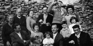Familias de Guadalajara, en una exposición histórica y a un «clic» de distancia La familia Hermosilla, de El Pobo de Dueñas, en una imagen de 1962 incluida en esta exposición.