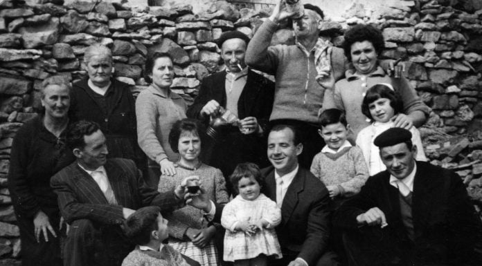 Familias de Guadalajara, en una exposición histórica y a un «clic» de distancia La familia Hermosilla, de El Pobo de Dueñas, en una imagen de 1962 incluida en esta exposición.