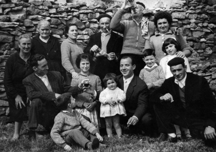 La familia Hermosilla, de El Pobo de Dueñas, en una imagen de 1962 incluida en esta exposición.