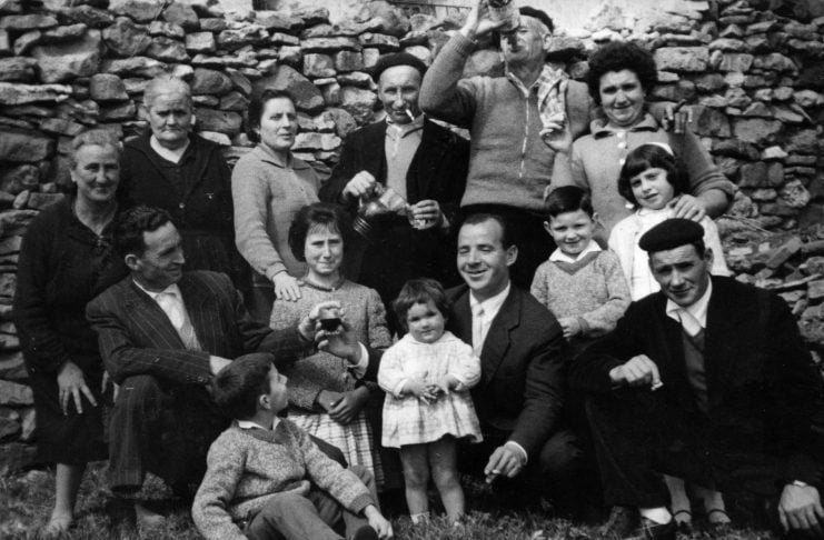La familia Hermosilla, de El Pobo de Dueñas, en una imagen de 1962 incluida en esta exposición.