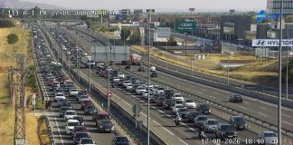 Atasco en la A-1 a la altura del Jarama, minutos antes de comenzar el eclipse. (Foto: DGT)