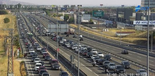 Atasco en la A-1 a la altura del Jarama, minutos antes de comenzar el eclipse. (Foto: DGT)