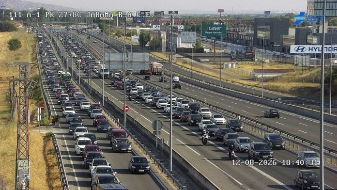 Atasco en la A-1 a la altura del Jarama, minutos antes de comenzar el eclipse. (Foto: DGT)