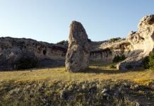 La imponente presencia del "menhir" de Campisábalos.