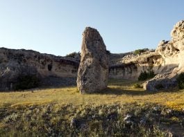 La imponente presencia del "menhir" de Campisábalos.