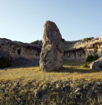 El «menhir» de Campisábalos, a la conquista de las redes sociales La imponente presencia del "menhir" de Campisábalos.