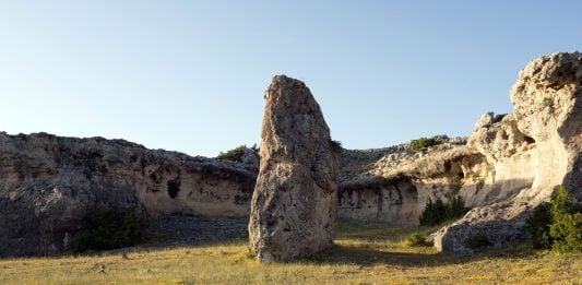 El «menhir» de Campisábalos, a la conquista de las redes sociales La imponente presencia del "menhir" de Campisábalos.