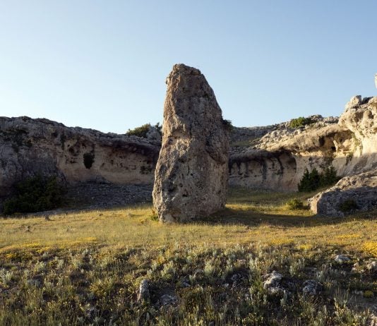La imponente presencia del "menhir" de Campisábalos.