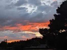 Atardecer con nubes en el norte de España a la hora, aproximada, del eclipse. (Foto: La Crónic@)