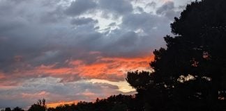Atardecer con nubes en el norte de España a la hora, aproximada, del eclipse. (Foto: La Crónic@)