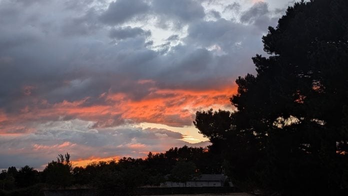 Atardecer con nubes en el norte de España a la hora, aproximada, del eclipse. (Foto: La Crónic@)