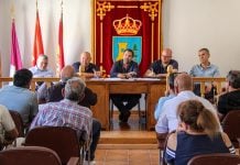 Núñez plantea propuestas («inmediatas» y para cuando él mande en la Junta) para la Sierra Norte Un momento de la reunión de Paco Núñez en la Sierra Norte el 1 de agosto de 2026.