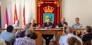 Un momento de la reunión de Paco Núñez en la Sierra Norte el 1 de agosto de 2026.