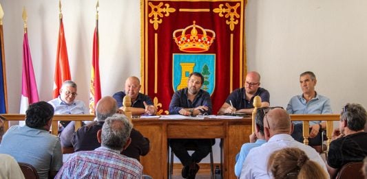 Núñez plantea propuestas («inmediatas» y para cuando él mande en la Junta) para la Sierra Norte Un momento de la reunión de Paco Núñez en la Sierra Norte el 1 de agosto de 2026.
