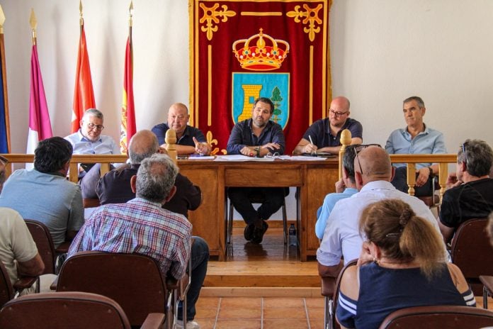 Un momento de la reunión de Paco Núñez en la Sierra Norte el 1 de agosto de 2026.