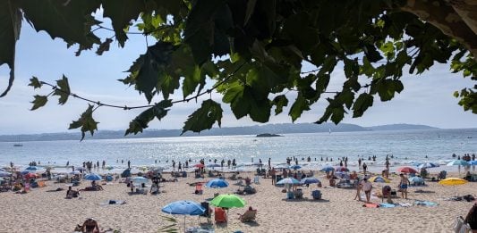 ¿Te puedes ir de vacaciones estando de baja laboral? Una playa gallega en el verano de 2026. (Foto: La Crónic@)