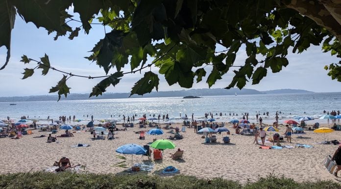 ¿Te puedes ir de vacaciones estando de baja laboral? Una playa gallega en el verano de 2026. (Foto: La Crónic@)