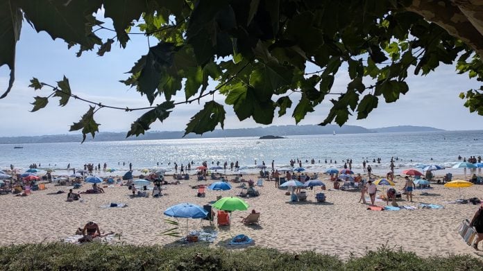 Una playa gallega en el verano de 2026. (Foto: La Crónic@)