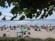 ¿Te puedes ir de vacaciones estando de baja laboral? Una playa gallega en el verano de 2026. (Foto: La Crónic@)