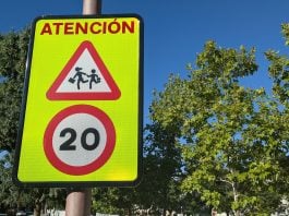 Limitación de velocidad cerca de un colegio en 2026. (Foto: La Crónic@)