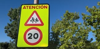 Limitación de velocidad cerca de un colegio en 2026. (Foto: La Crónic@)