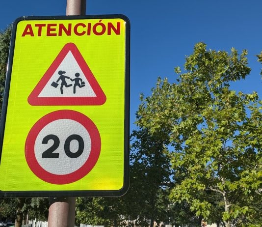 Limitación de velocidad cerca de un colegio en 2026. (Foto: La Crónic@)