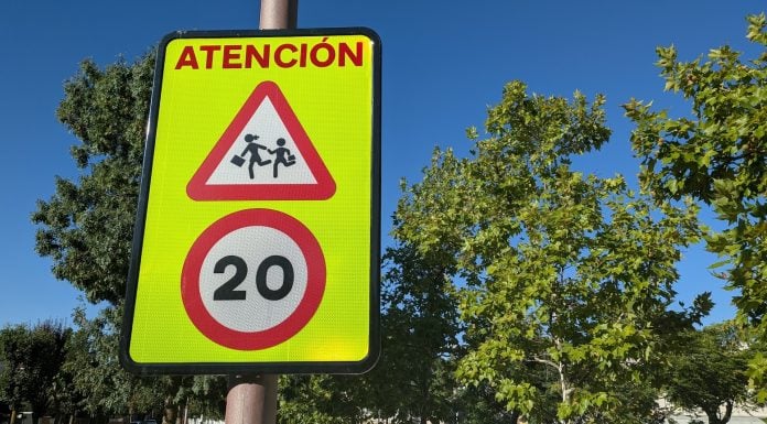 Atención: vuelta al cole. ¡Precios peligrosos! Limitación de velocidad cerca de un colegio en 2026. (Foto: La Crónic@)