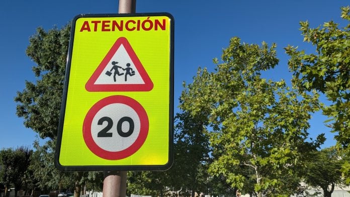 Limitación de velocidad cerca de un colegio en 2026. (Foto: La Crónic@)