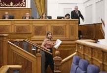 Choque frontal entre Itziar Asenjo y Pablo Bellido en las Cortes y por Ceuta Itziar Asenjo abandonando el estrado de las Cortes.