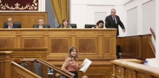 Choque frontal entre Itziar Asenjo y Pablo Bellido en las Cortes y por Ceuta Itziar Asenjo abandonando el estrado de las Cortes.