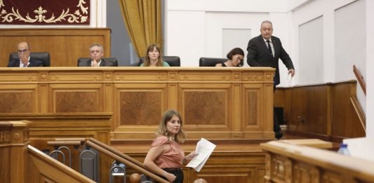 Choque frontal entre Itziar Asenjo y Pablo Bellido en las Cortes y por Ceuta Itziar Asenjo abandonando el estrado de las Cortes.