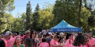 Marea rosa en Guadalajara Marcha contra el Cáncer 2026 en Guadalajara.