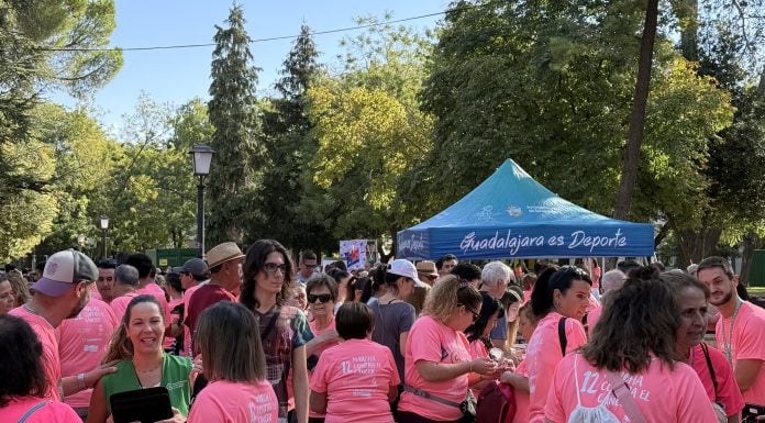 Marea rosa en Guadalajara Marcha contra el Cáncer 2026 en Guadalajara.
