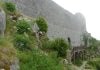 La UNESCO te da más motivos que nunca para visitar Occitania El acceso al castillo de Montségur es el premio a una empinada vereda entre un frondoso bosque. (Foto: María Alonso / La Crónic@)