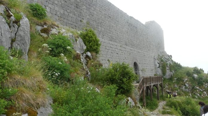 El acceso al castillo de Montségur es el premio a una empinada vereda entre un frondoso bosque. (Foto: María Alonso / La Crónic@)