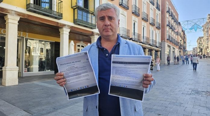 Alfonso Esteban, esgrimiendo para su crítica el Boletín Oficial del Estado.