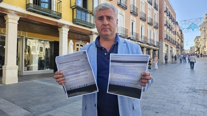 Alfonso Esteban, esgrimiendo para su crítica el Boletín Oficial del Estado.