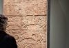 Un espectador ante uno de los relieves de la exposición "Soy Asurbanipal, rey del mundo, rey de Asiria", en el CaixaForum de Madrid. (Foto: La Crónic@)