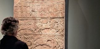 Un largo viaje a la guerra y al poder, sin salir de Madrid, con Asurbanipal Un espectador ante uno de los relieves de la exposición "Soy Asurbanipal, rey del mundo, rey de Asiria", en el CaixaForum de Madrid. (Foto: La Crónic@)