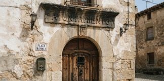 La falta de secretario en los pueblos pequeños de Guadalajara es un problema Imagen de un pequeño en imagen generado mediante IA por LA CRÓNICA.